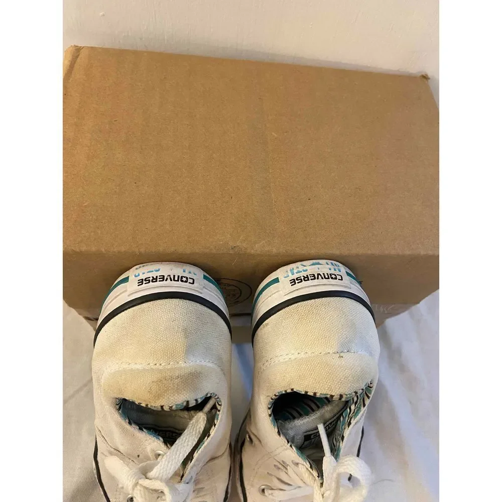 Converse low tops white youth size 2 sneakers tennis shoes‎